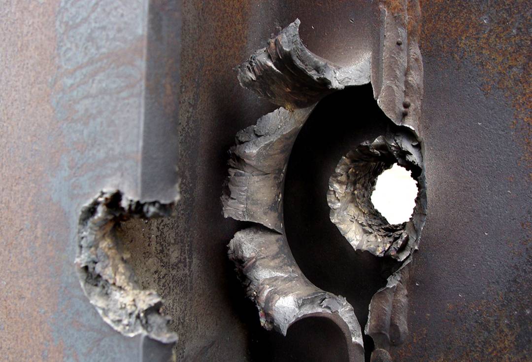 Impacto de abolladuras por explosión en sistemas de transporte de hidrocarburos